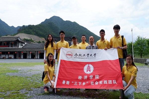 图为团队成员与周东红先生合影 图为团队成员与周东红先生合影