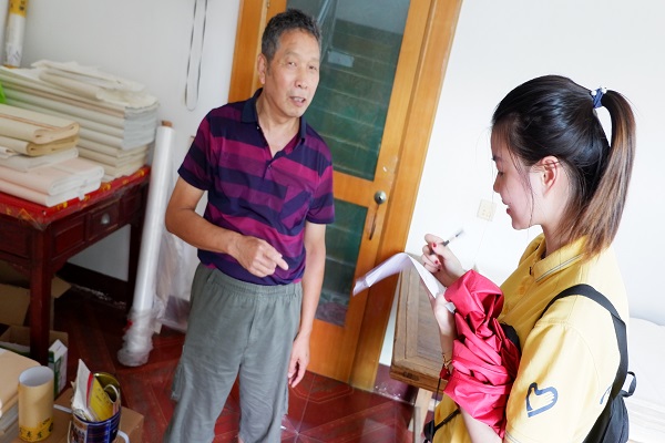 图为团队成员采访李园村村民 图为团队成员采访李园村村民